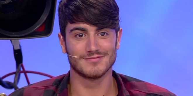 Uomini e Donne anticipazioni: Riccardo Gismondi offende una corteggiatrice, l’ira di Maria De Filippi
