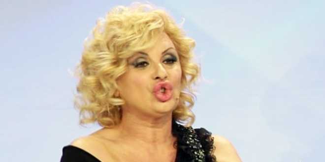 Uomini e Donne anticipazioni, Tina Cipollari: posto a rischio, la vamp ammonita dagli autori?