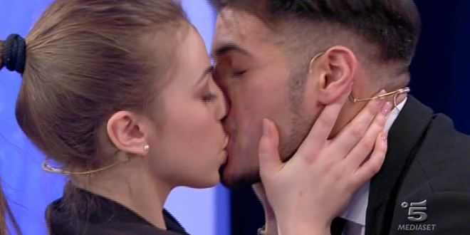 Uomini e Donne gossip: Aldo e Alessia traditi da un’amica comune, la reazione di Veronica