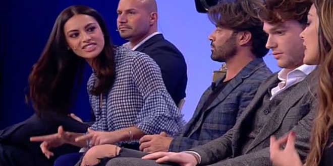 Uomini e Donne gossip: ex di un corteggiatore lo mette dei guai, “Non è quello che sembra”