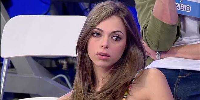Uomini e Donne gossip: Giulia prima insulta una fan e vuole solo Lucas, poi cambia idea e…