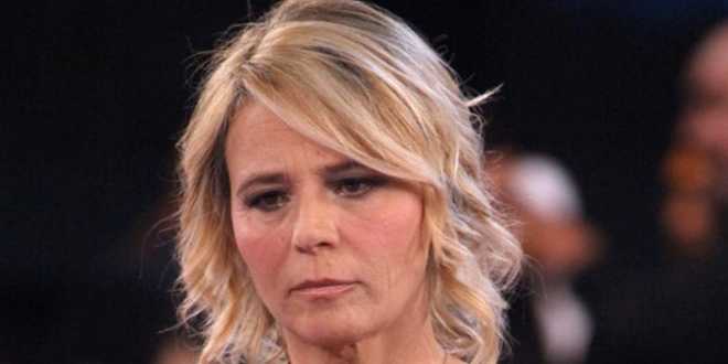 Uomini e Donne gossip: la censura Mediaset fa infuriare la De Filippi, la conduttrice pronta a lasciare?