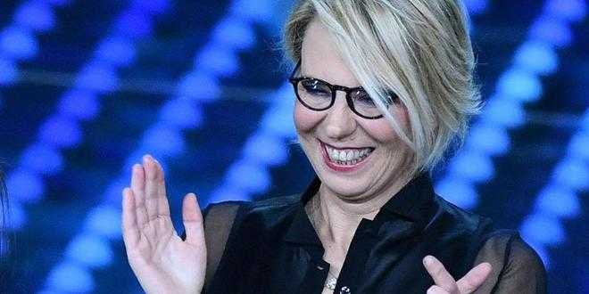 Uomini e Donne gossip, Maria De Filippi: il vero motivo della caramella in bocca lo svela lei