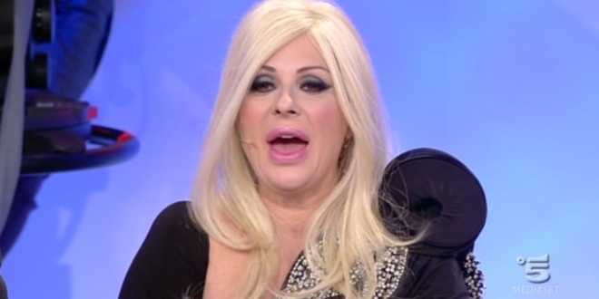 Uomini e Donne gossip: Tina Cipollari costretta a portare parrucche, ecco perché