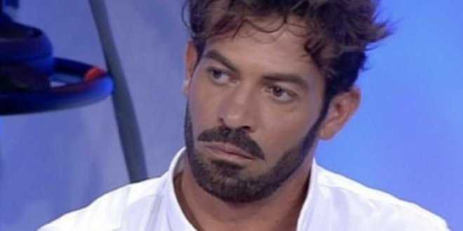 Uomini e Donne gossip, un tronista si scaglia contro Gianni Sperti e rivela