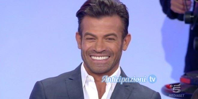 Uomini e Donne news: Gianni Sperti dichiara tutto il suo amore… a Maria De Filippi!