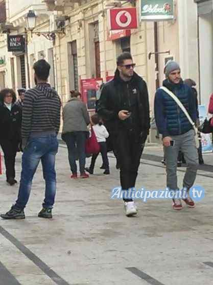 Uomini e donne news: Salvatore Di Carlo in giro per il suo paese con un amico
