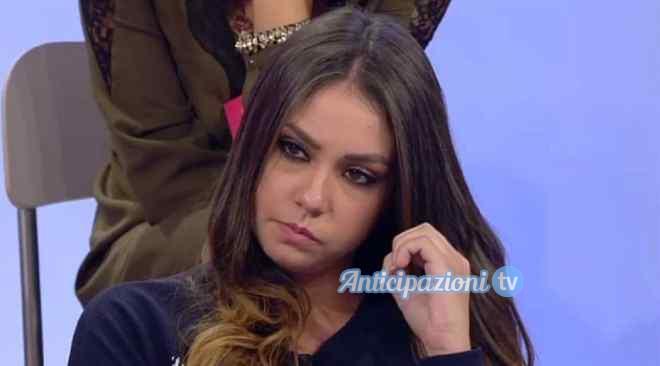 Uomini e Donne news: Sharon bellissima in alcuni scatti da modella… ma le foto scompaiono misteriosamente dalla pagina!