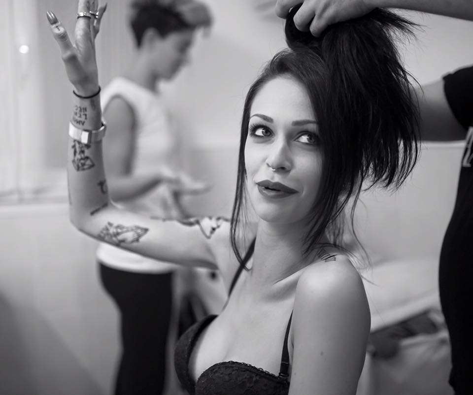 Uomini e Donne news: Valentina Dallari velenosa contro Laura Monina, che la zittisce così!