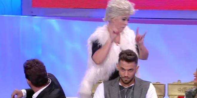 Uomini e donne: Tina Cipollari e quel gesto poco elegante
