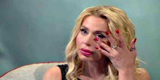 Valeria Marini, l’intervista shock: “Incinta a 14 anni, mia madre mi aiutò”