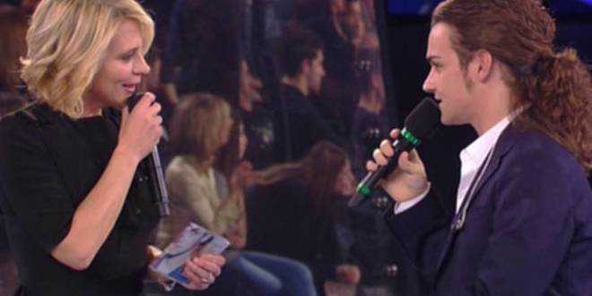 Valerio Scanu umilia e denuncia Maria De Filippi