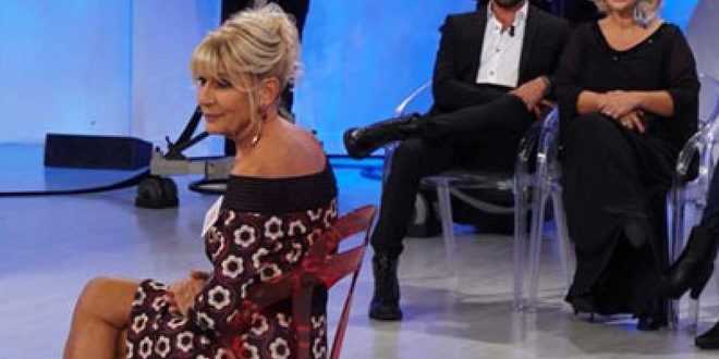 Uomini e Donne news: volano bottiglie in studio, Gemma Galgani furiosa