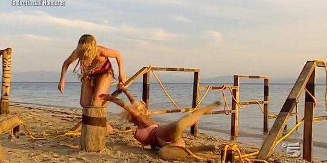 Isola dei Famosi 2018: volano spinte e urla tra Valeria e Francesca