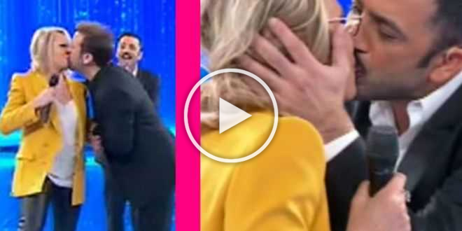 Amici 20, Pio e Amedeo baciano sulla bocca Maria De Filippi: esplode la polemica