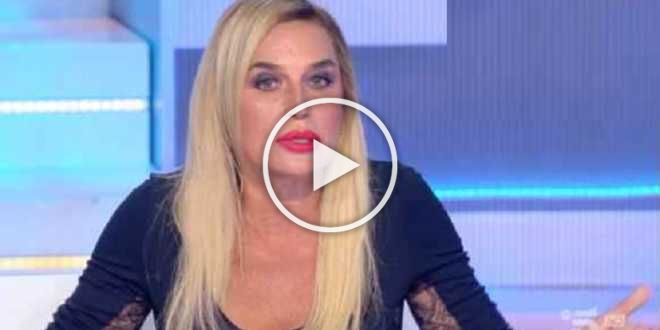Isola dei Famosi 2022, gli autori infieriscono su Lory Del Santo: lei non la prende bene
