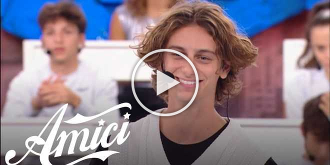 Amici 21, Albe sparisce dai social dopo il bacio con Serena: c’entra la ex?