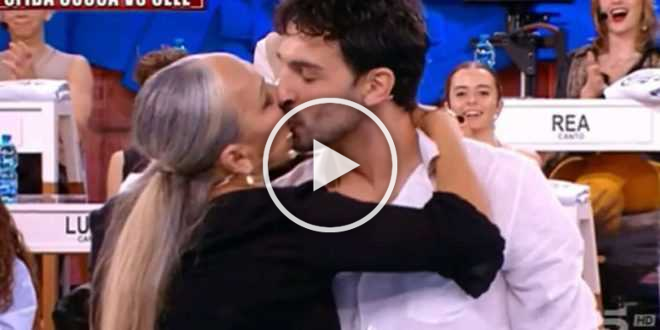 Amici 21, Alessandra Celentano e Raimondo Todaro: dal ballo al bacio a centro studio