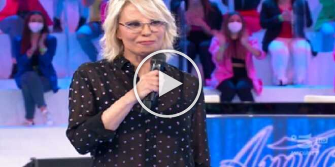 Amici 22, Maria De Filippi stravolge il talent: ritornano le squadre bianche e blu?