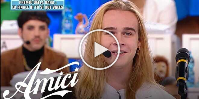 Amici 22, il segreto di Aaron: “Ansia e attacchi di panico non mi facevano vivere”