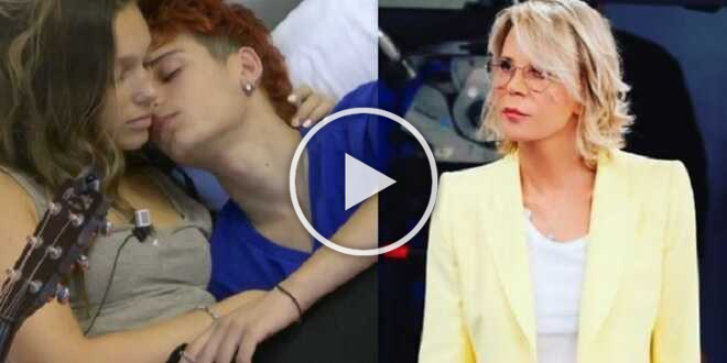 Amici 23, si è formata un’altra coppia in casetta: Maria De Filippi mette un freno?