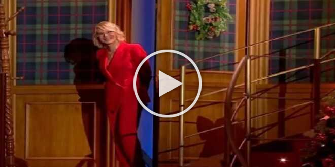 Amici 23, Maria De Filippi fa un regalo di Natale agli allievi: la loro reazione