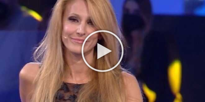 GF Vip 7, Alfonso Signorini fa dietro-front: la terza opinionista sarà Adriana Volpe?