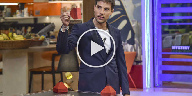 GF Vip 7, Daniele Dal Moro si mostra un coltello in mano: “Qualcuno pagherà”