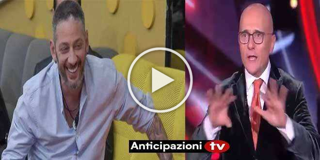 GF Vip 7, Edoardo Tavassi fa vedere gli oggetti che ha preso dalla Casa