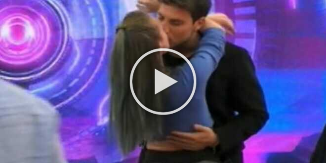 GF Vip 7, Nikita Pelizon nel pallone dopo il bacio con Daniele Dal Moro