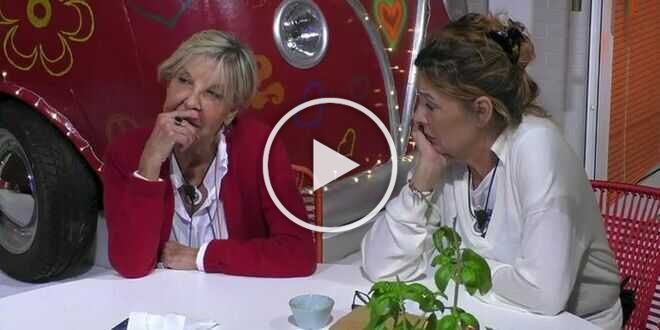 GF Vip 7, pranzo di Natale infuocato: scintille tra Wilma Goich e Patrizia Rossetti