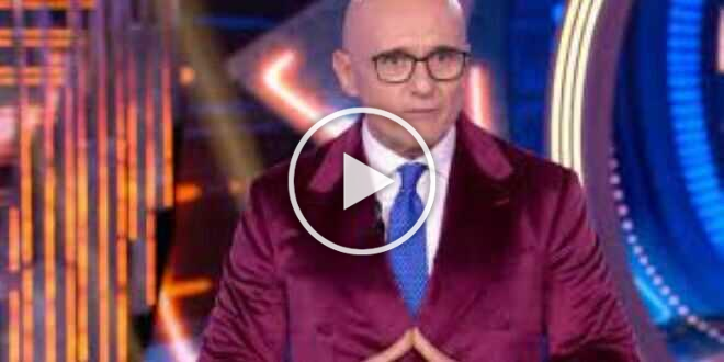 GF Vip 8, Alfonso Signorini fa la corte alla figlia di un famoso cantante