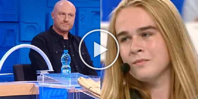Serale di Amici 22, bufera su Aaron: il provvedimento di Rudy Zerbi fa discutere