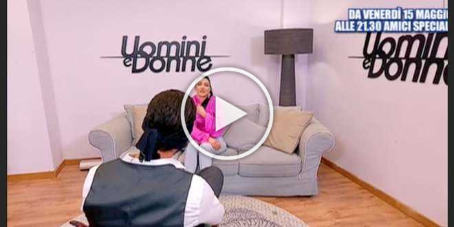 Uomini e Donne anticipazioni, l’Alchimista fa un gesto che lo smaschera
