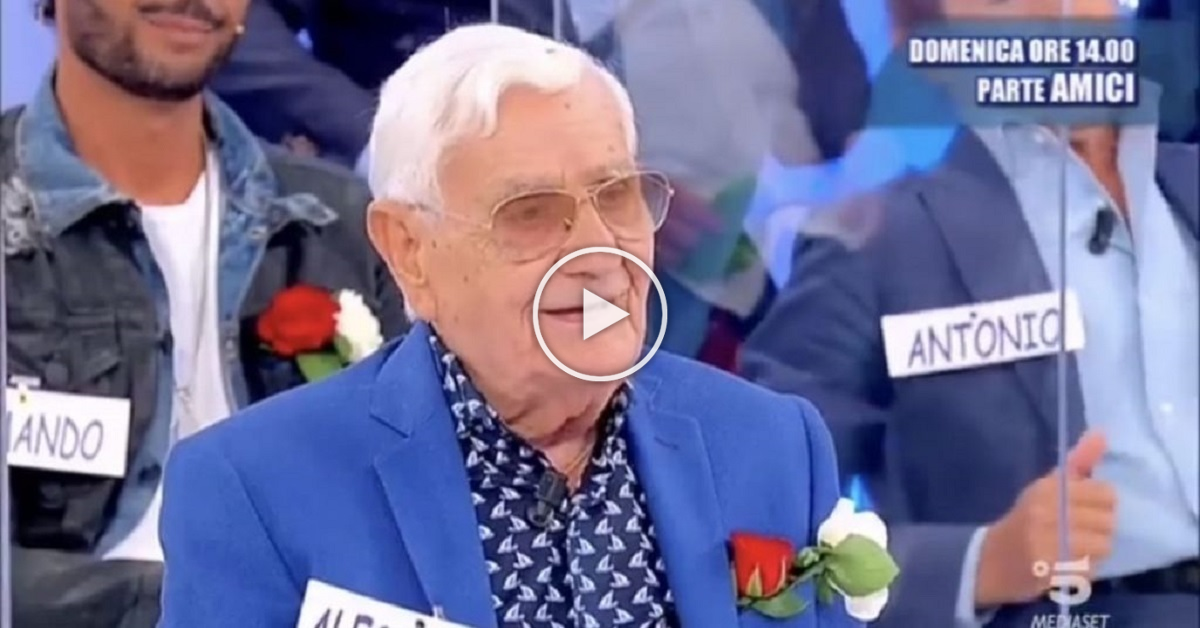 Uomini e Donne, Alessandro Rausa mostra il regalo che gli ha fatto Vasco Rossi