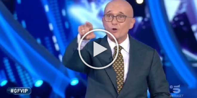 GF Vip 5, Alfonso Signorini nella bufera: il web vuole le sue scuse in diretta