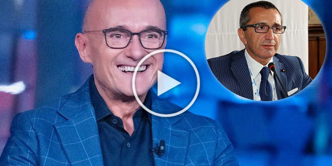 Alfonso Signorini parla del compagno Paolo: “Stiamo insieme da 19 anni”