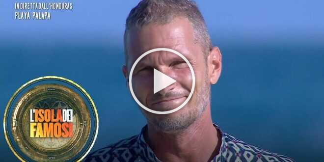 Isola dei Famosi, Alvin dà ai naufraghi la notizia della morte di Silvio Berlusconi: la reazione
