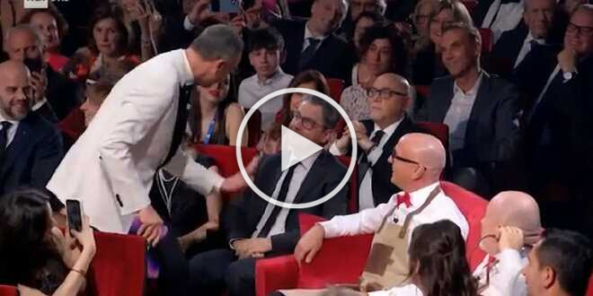 Amadeus commette una clamorosa gaffe a Sanremo 2024: Fiorello lo richiama