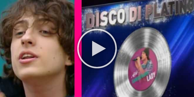Amici 20, Sangiovanni ottiene il disco di platino: lo scherzo di Maria De Filippi
