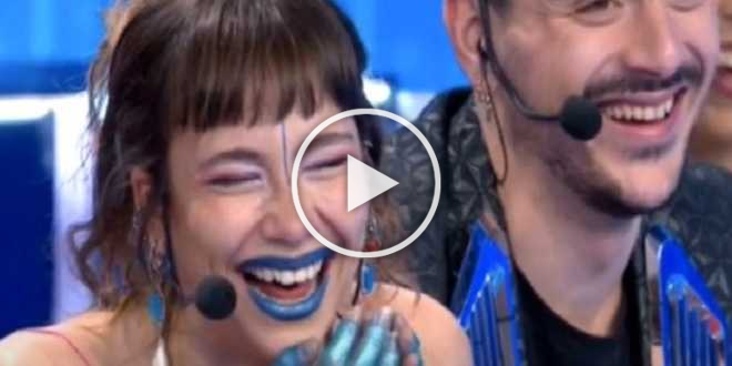 Amici 2021, Enula svela il mistero: “Ecco perché coloro mani e viso”