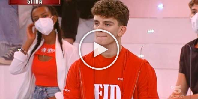 Amici news, il nuovo ballerino Dario è già stato professionista nel talent: scatta la polemica