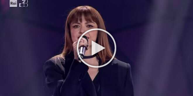 Annalisa è incinta? Il pancino sospetto e il gesto al Festival non passano inosservati
