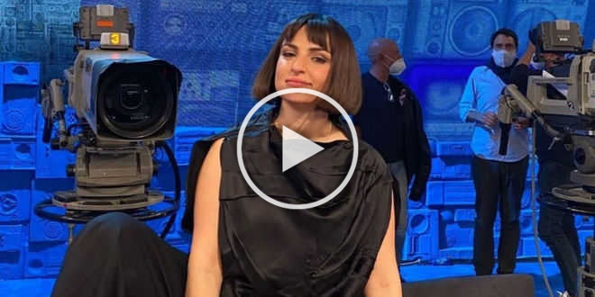 Amici news, Arisa invia una lettera a Maria De Filippi dopo l’abbandono