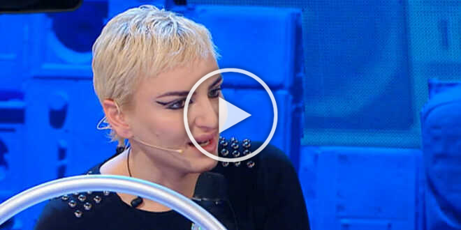 Arisa si sfoga ad Amici 22: la cantante spiega il suo gesto e riceve sostegno dal pubblico