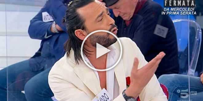 Uomini e Donne, ex cavaliere rivela: “Armando mi ha tirato una sedia dietro”