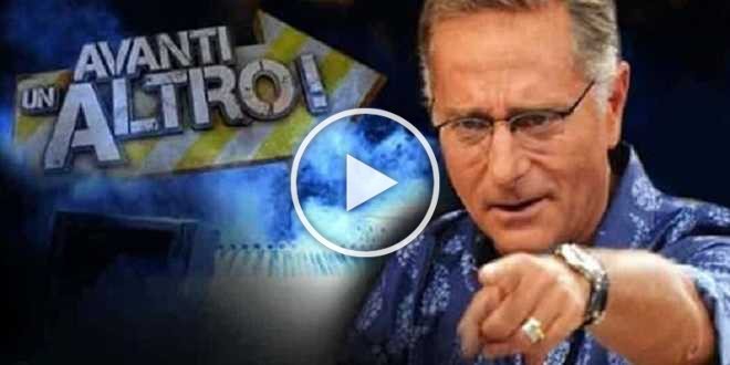 Avanti un Altro, caos in studio: signora del pubblico allontanata per un tatuaggio