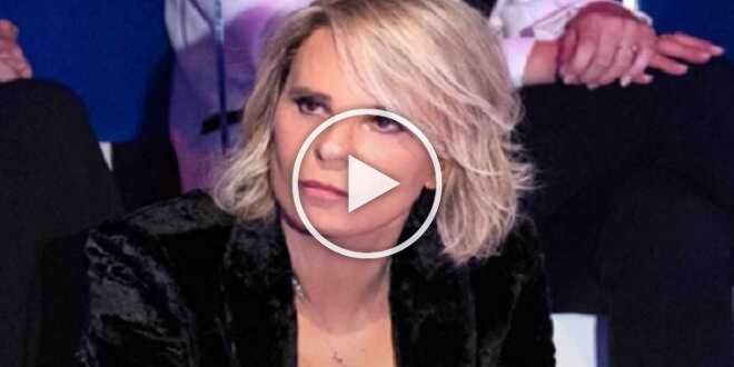 Serale di Amici 22, caos guanto di sfida: Maria De Filippi cambia il regolamento
