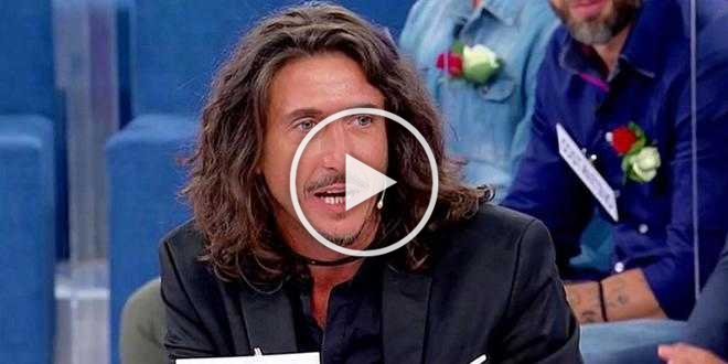 Uomini e Donne news, cavaliere del programma aggredito con una lama