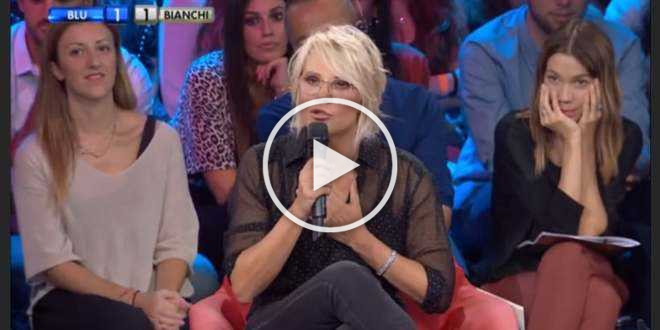 Che sta succedendo a Maria De Filippi? La conduttrice sempre più irriconoscibile